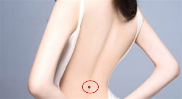 Lưng phụ nữ chỉ cần có 1 một trong những nốt ruồi này, cả đời ăn không hết của, chớ dại mà xoá đi-1