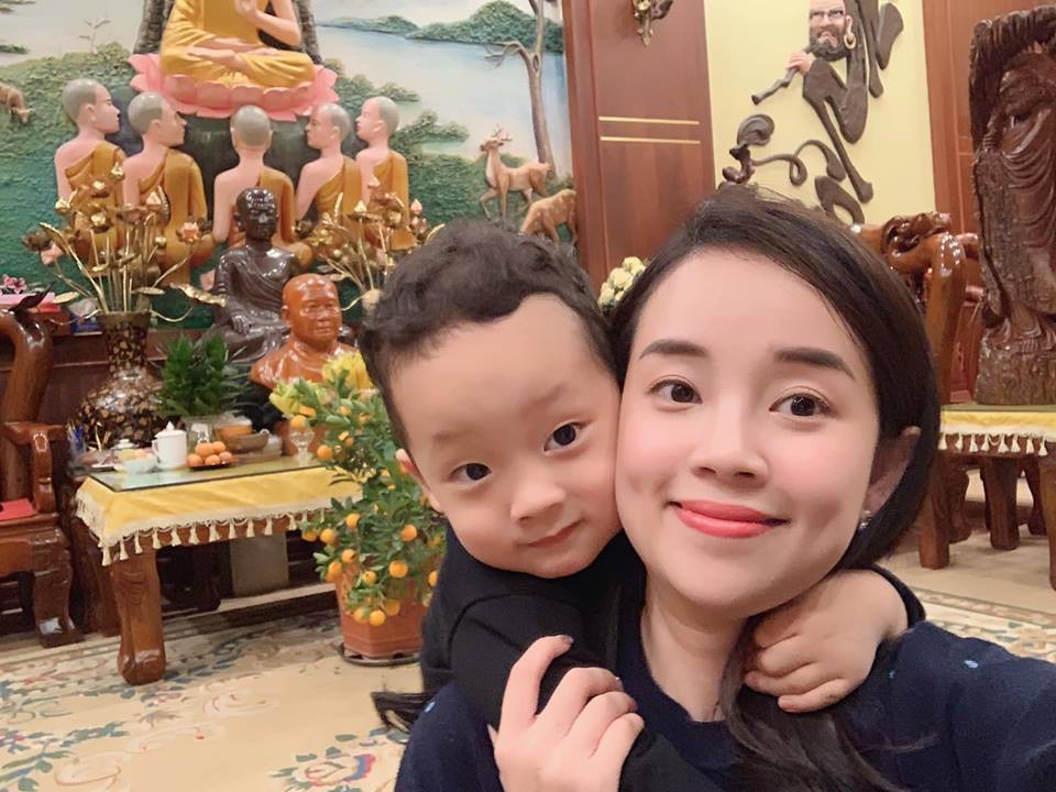 Làm mẹ đơn thân, Ly Kute vẫn dễ dàng tậu xe sang, nhìn mức học phí cho con trai đi học mới choáng-1