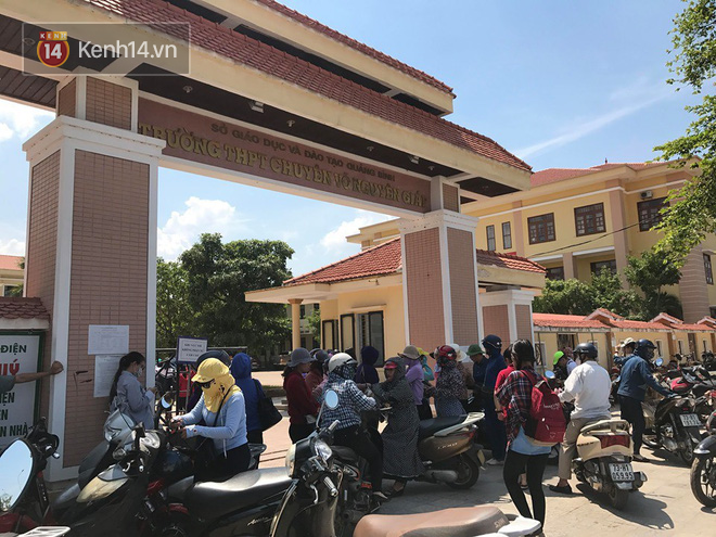 6400 học sinh Quảng Bình đội nắng 36 độ thi lại môn Văn: Quá vô lý vì lỗi của người ra đề và giám thị nhưng bọn em phải chịu trách nhiệm-4