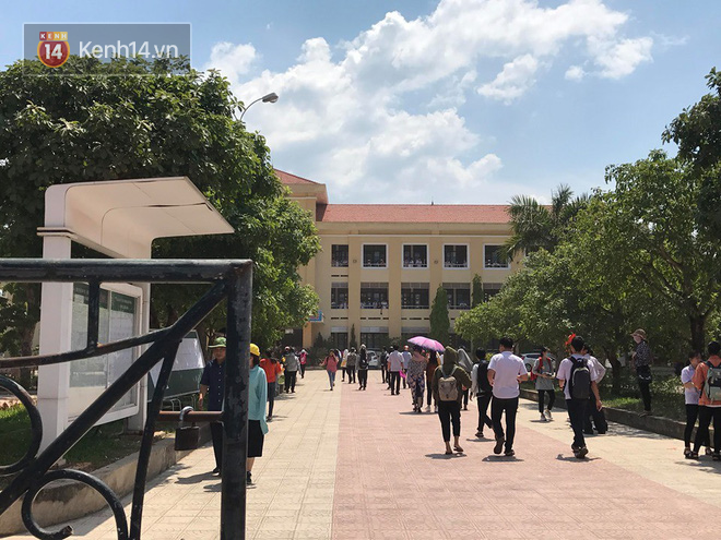 6400 học sinh Quảng Bình đội nắng 36 độ thi lại môn Văn: Quá vô lý vì lỗi của người ra đề và giám thị nhưng bọn em phải chịu trách nhiệm-9