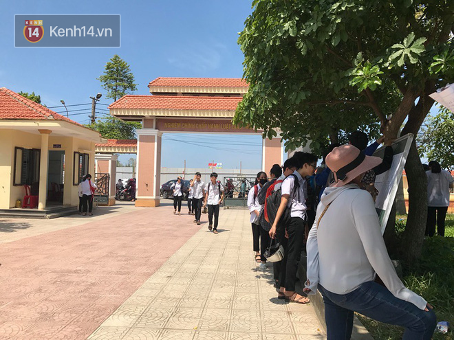 6400 học sinh Quảng Bình đội nắng 36 độ thi lại môn Văn: Quá vô lý vì lỗi của người ra đề và giám thị nhưng bọn em phải chịu trách nhiệm-8