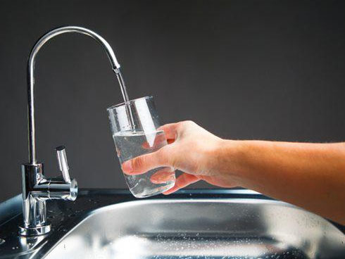 Đổ bia vào nhà vệ sinh tưởng phí của trời, ai ngờ phát hiện ra điều bất ngờ trở thành bí kíp riêng-2