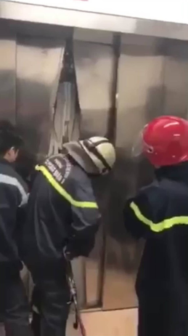 Nạn nhân mắc kẹt 20 phút trong thang máy ở Sài Gòn: Có 1 bạn gục luôn trong thang, khi cứu hộ đến phải dìu ra ngoài-1