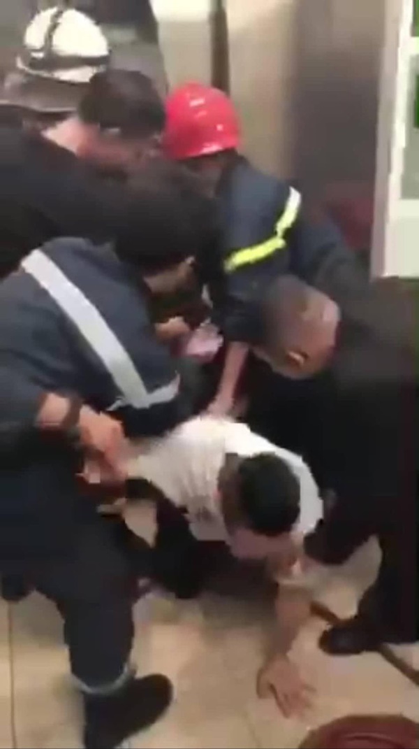 Nạn nhân mắc kẹt 20 phút trong thang máy ở Sài Gòn: Có 1 bạn gục luôn trong thang, khi cứu hộ đến phải dìu ra ngoài-2