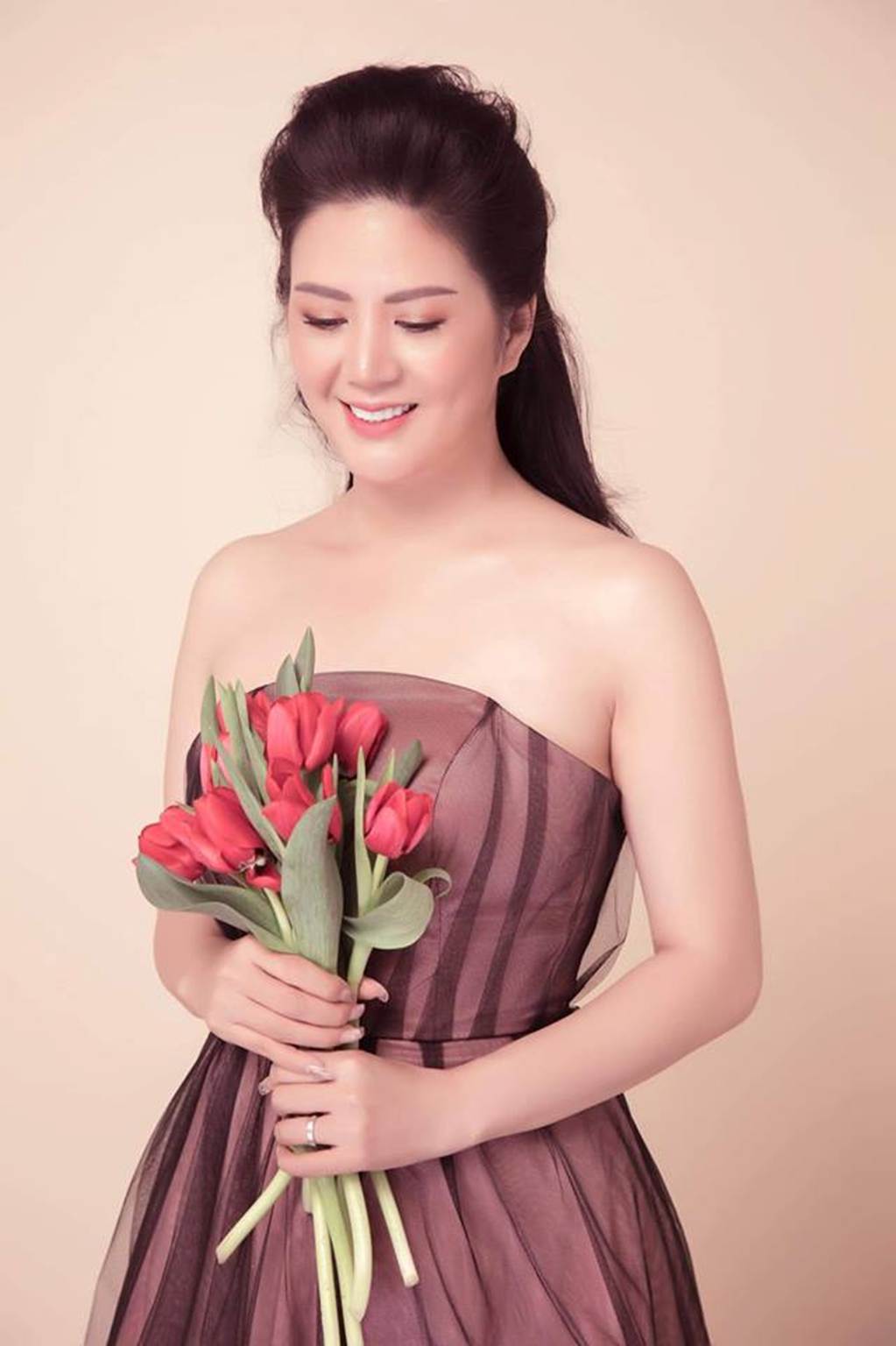 Đinh Hiền Anh - bà xã Thứ trưởng mặc thanh lịch đẹp hút ánh nhìn-3