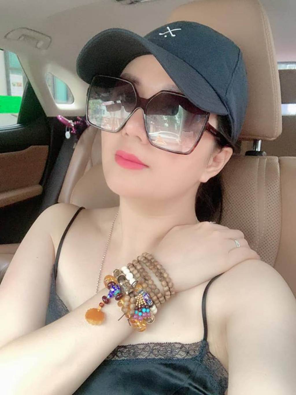 Đinh Hiền Anh - bà xã Thứ trưởng mặc thanh lịch đẹp hút ánh nhìn-4