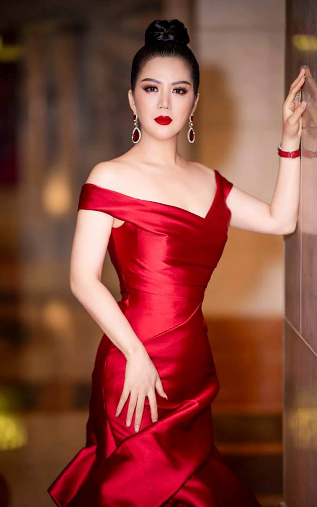 Đinh Hiền Anh - bà xã Thứ trưởng mặc thanh lịch đẹp hút ánh nhìn-5