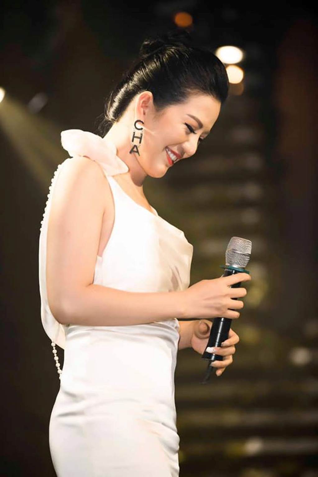 Đinh Hiền Anh - bà xã Thứ trưởng mặc thanh lịch đẹp hút ánh nhìn-12