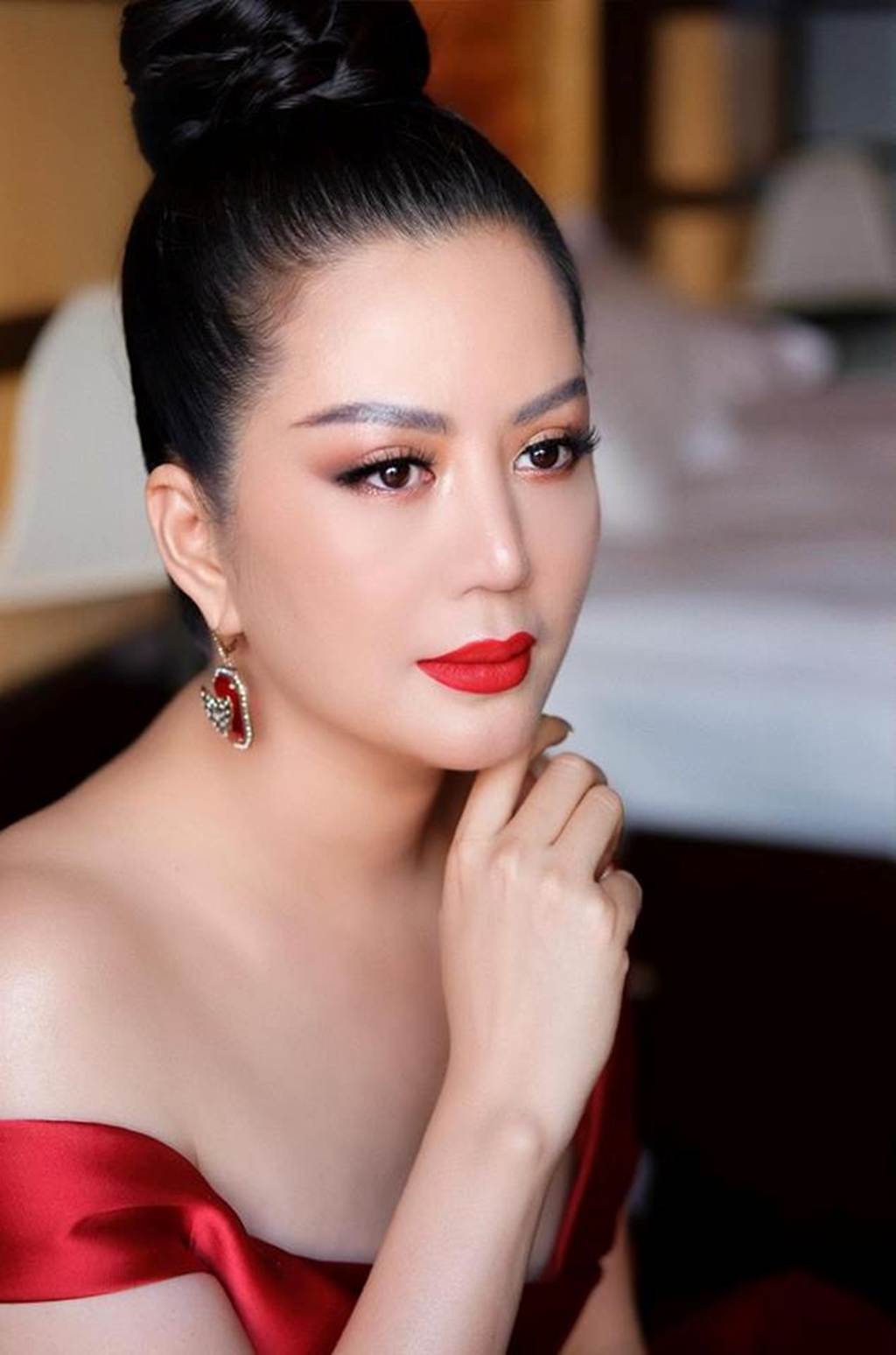 Đinh Hiền Anh - bà xã Thứ trưởng mặc thanh lịch đẹp hút ánh nhìn-9