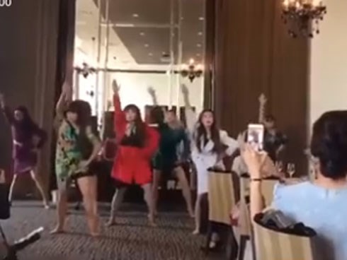 Cưới bạn thân quẩy gì cho ngầu