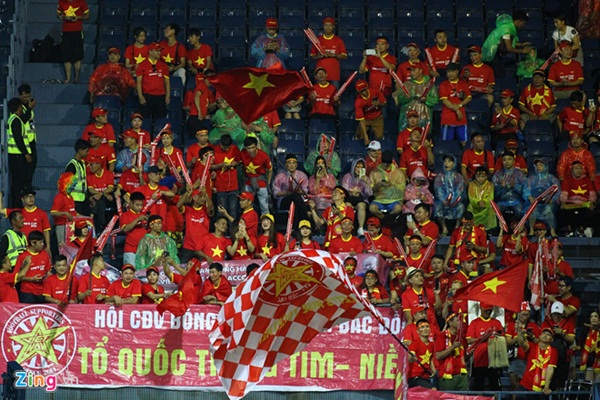 Quế Ngọc Hải, Bùi Tiến Dũng tri ân Đình Trọng sau chiến thắng-20