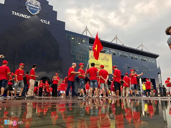 Quế Ngọc Hải, Bùi Tiến Dũng tri ân Đình Trọng sau chiến thắng-30