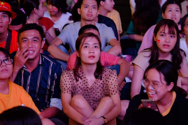 Quế Ngọc Hải, Bùi Tiến Dũng tri ân Đình Trọng sau chiến thắng-12