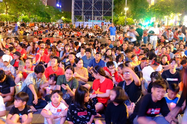 Quế Ngọc Hải, Bùi Tiến Dũng tri ân Đình Trọng sau chiến thắng-15