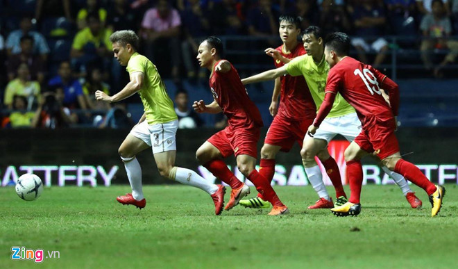 Đánh bại Thái Lan bằng bàn thắng ở phút bù giờ, Việt Nam vào chung kết Kings Cup-10