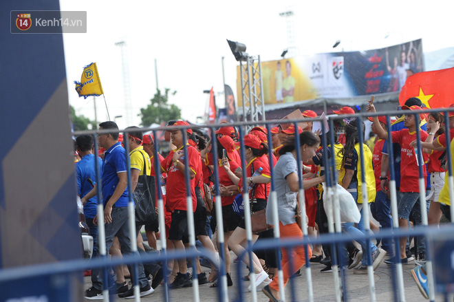 Bất chấp mưa lớn, CĐV Việt Nam và Thái Lan hâm nóng không khí trước trận đại chiến-3