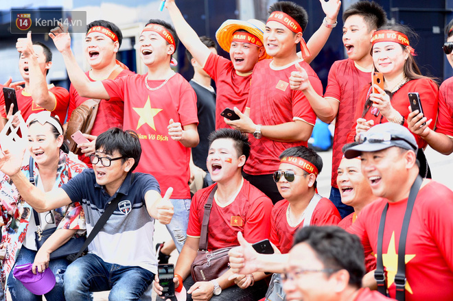 Bất chấp mưa lớn, CĐV Việt Nam và Thái Lan hâm nóng không khí trước trận đại chiến-1