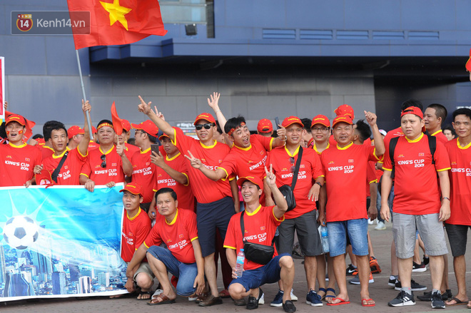 Bất chấp mưa lớn, CĐV Việt Nam và Thái Lan hâm nóng không khí trước trận đại chiến-2