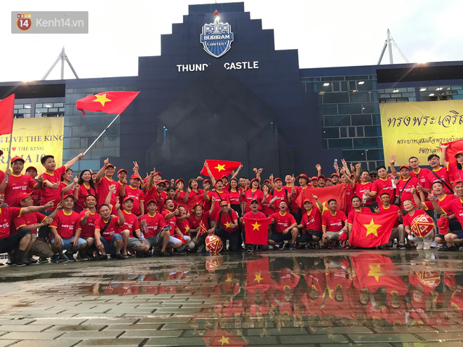 Bất chấp mưa lớn, CĐV Việt Nam và Thái Lan hâm nóng không khí trước trận đại chiến-4