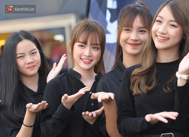 Bất chấp mưa lớn, CĐV Việt Nam và Thái Lan hâm nóng không khí trước trận đại chiến-9