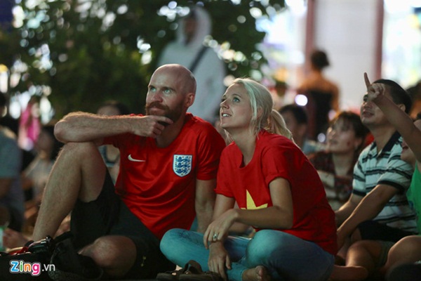 Quế Ngọc Hải, Bùi Tiến Dũng tri ân Đình Trọng sau chiến thắng-7