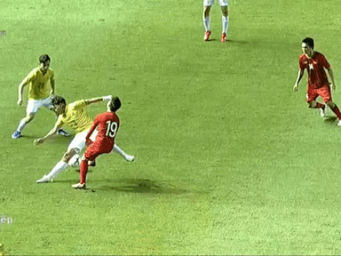 HLV Park Hang-seo lao vào sân phản ứng khi Văn Hậu bị đối phương tát vào mặt-9