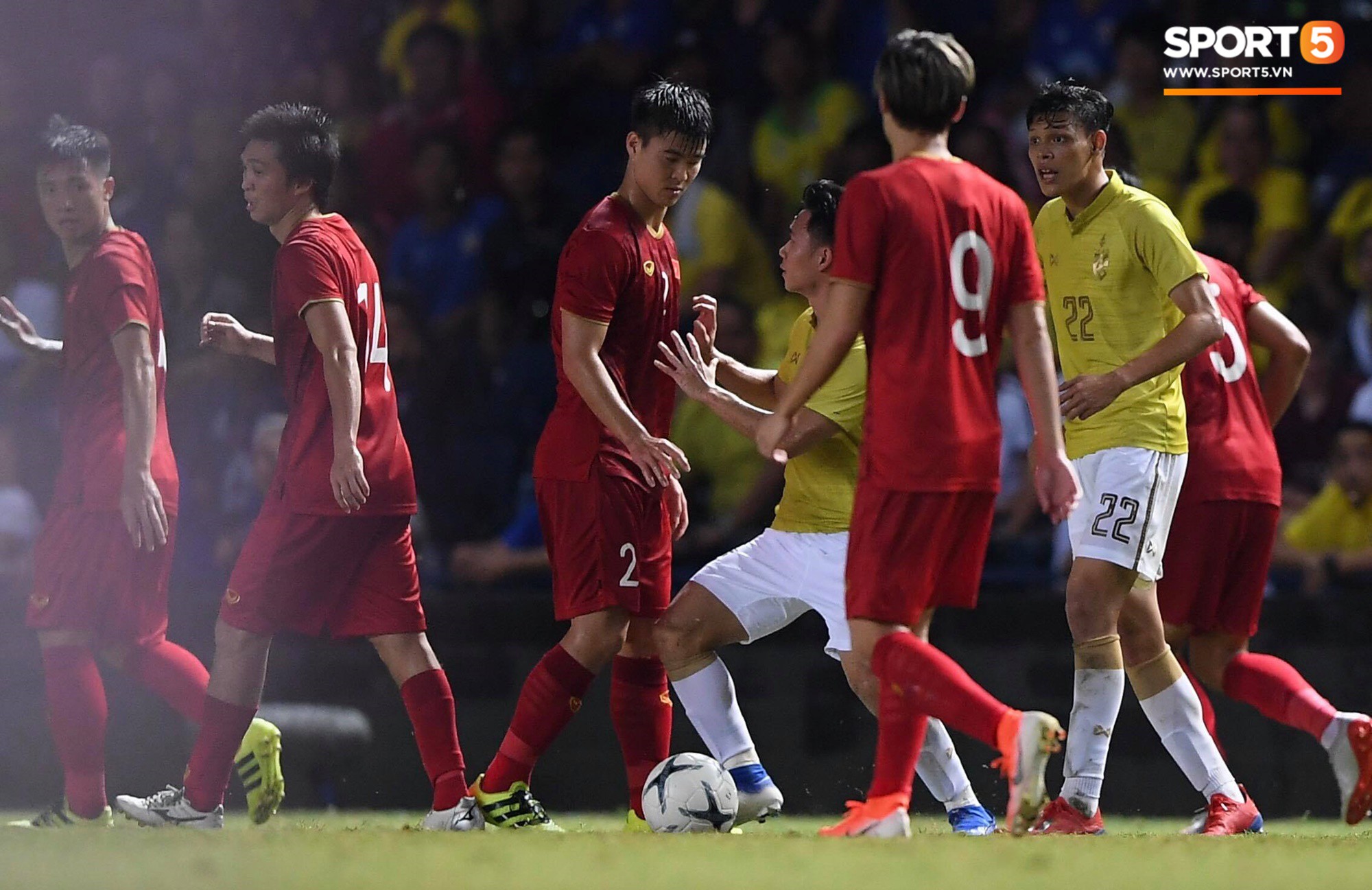 HLV Park Hang-seo lao vào sân phản ứng khi Văn Hậu bị đối phương tát vào mặt-1