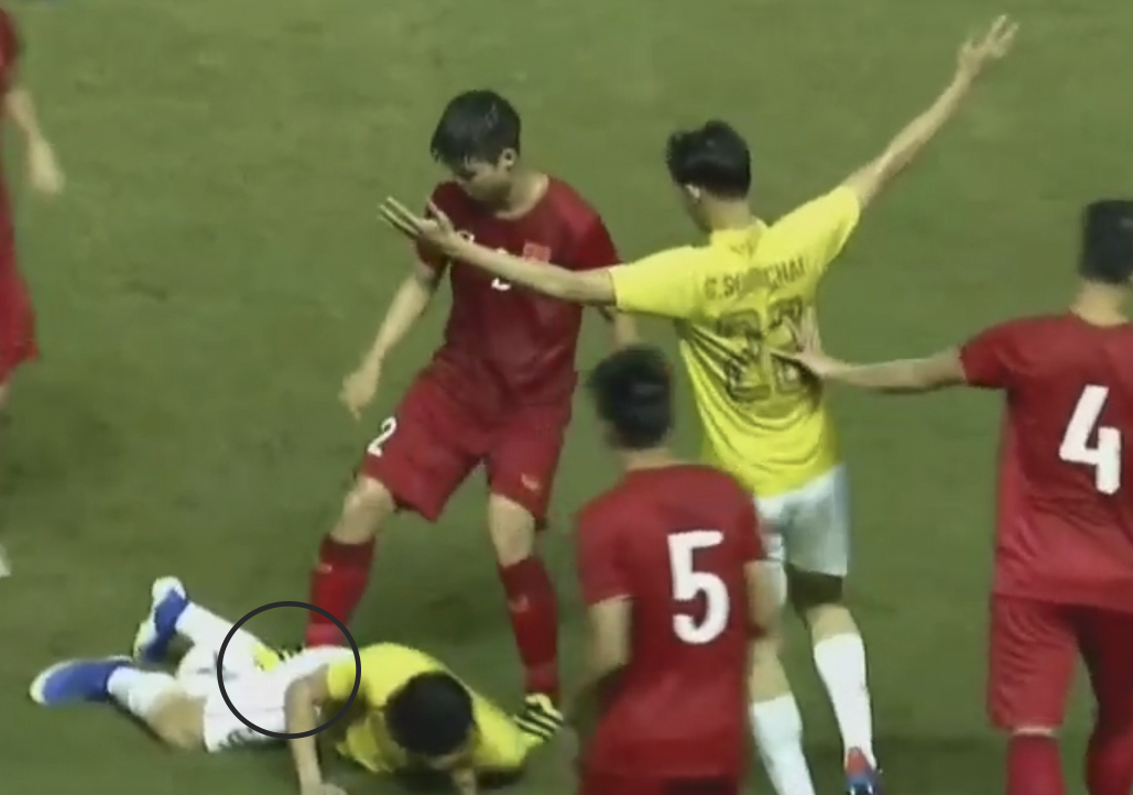 HLV Park Hang-seo lao vào sân phản ứng khi Văn Hậu bị đối phương tát vào mặt-8