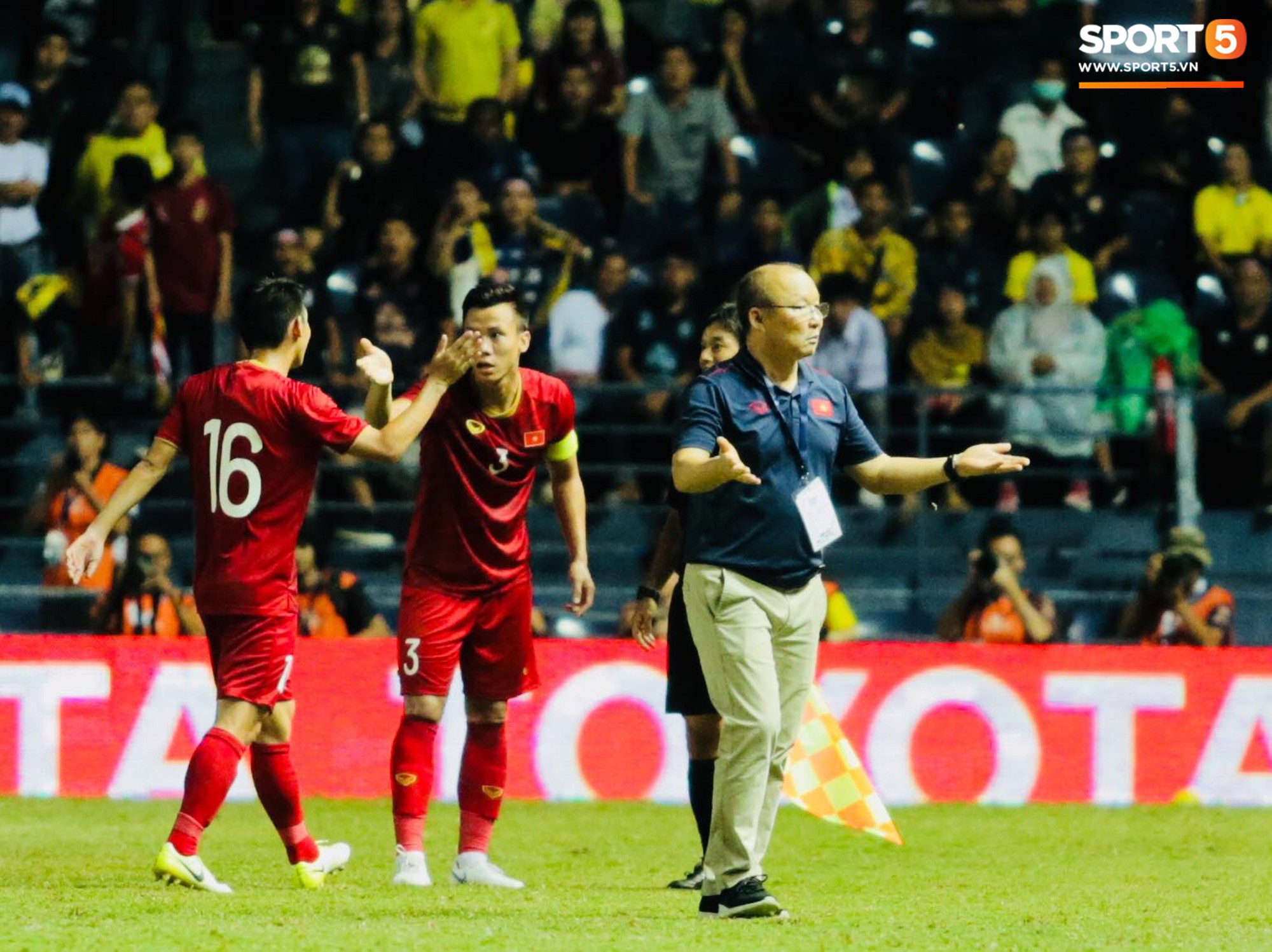 HLV Park Hang-seo lao vào sân phản ứng khi Văn Hậu bị đối phương tát vào mặt-5