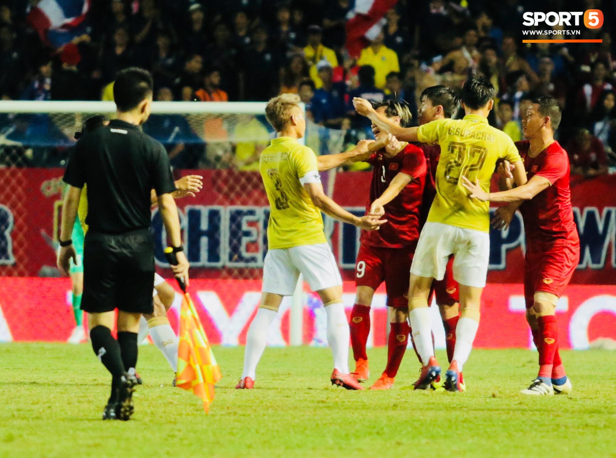 HLV Park Hang-seo lao vào sân phản ứng khi Văn Hậu bị đối phương tát vào mặt-7