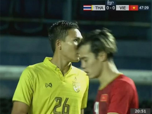 Hãi hùng tình huống Công Phượng bị sao Thái Lan phạm lỗi trúng… hạ bộ-2