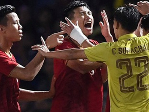 Vì sao Đoàn Văn Hậu bị cầu thủ Thái Lan vả thẳng vào mặt-9