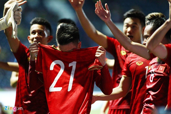 Quế Ngọc Hải, Bùi Tiến Dũng tri ân Đình Trọng sau chiến thắng-3