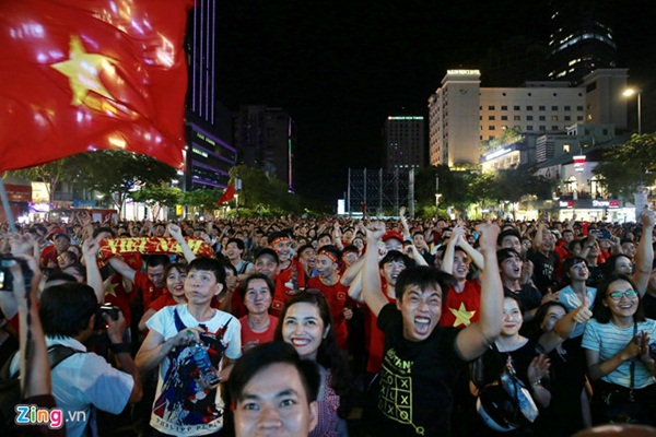 Quế Ngọc Hải, Bùi Tiến Dũng tri ân Đình Trọng sau chiến thắng-4