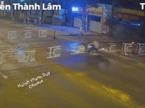 Xe máy đâm vào thanh chắn tàu, hàng chục người hoảng hốt giải cứu