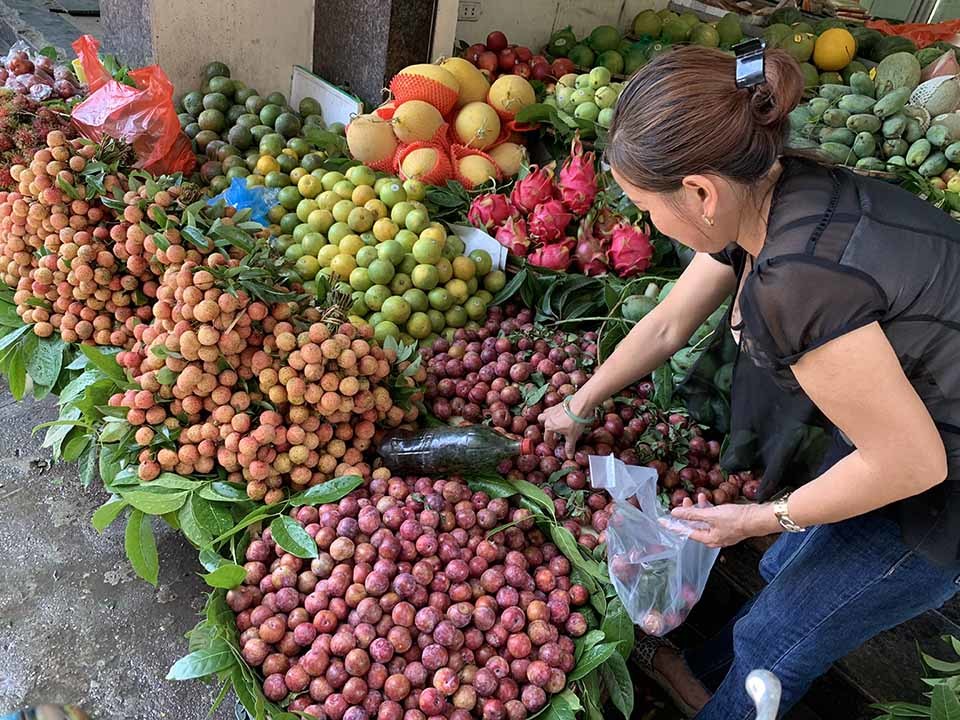 Cận Tết Đoan Ngọ, hoa quả ‘giết sâu bọ’’ tăng giá phi mã-1