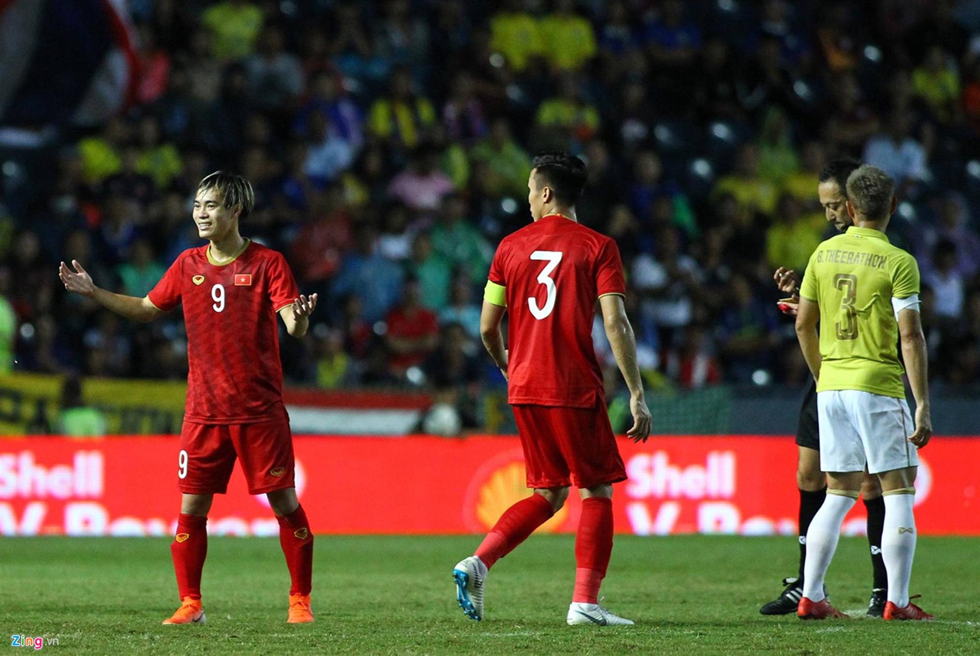 Vì sao Đoàn Văn Hậu bị cầu thủ Thái Lan vả thẳng vào mặt-5