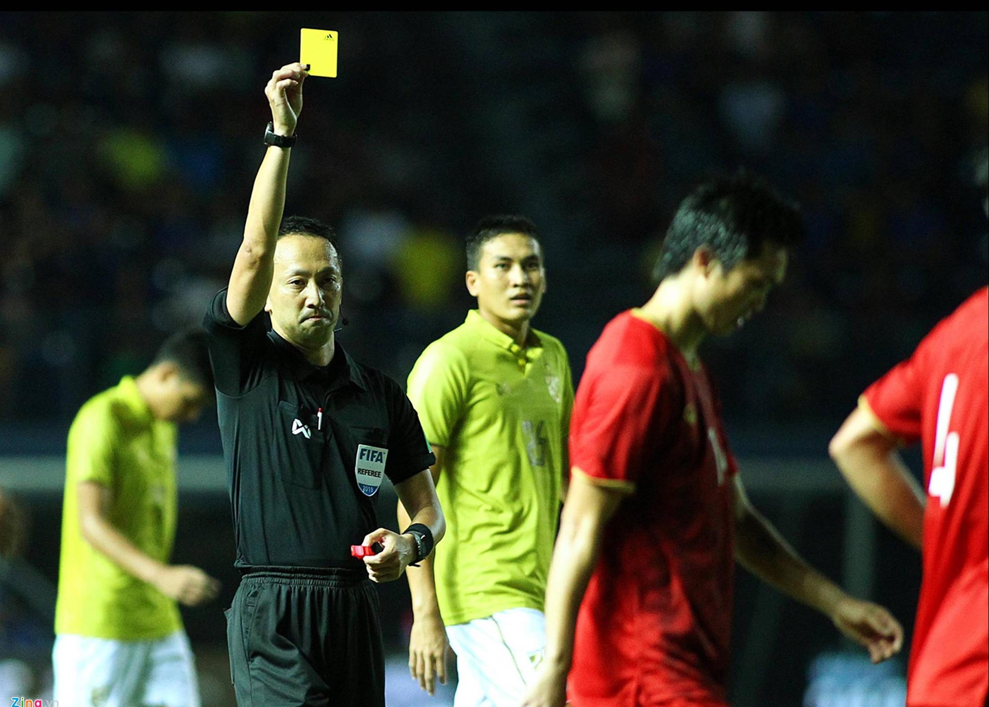 Vì sao Đoàn Văn Hậu bị cầu thủ Thái Lan vả thẳng vào mặt-6