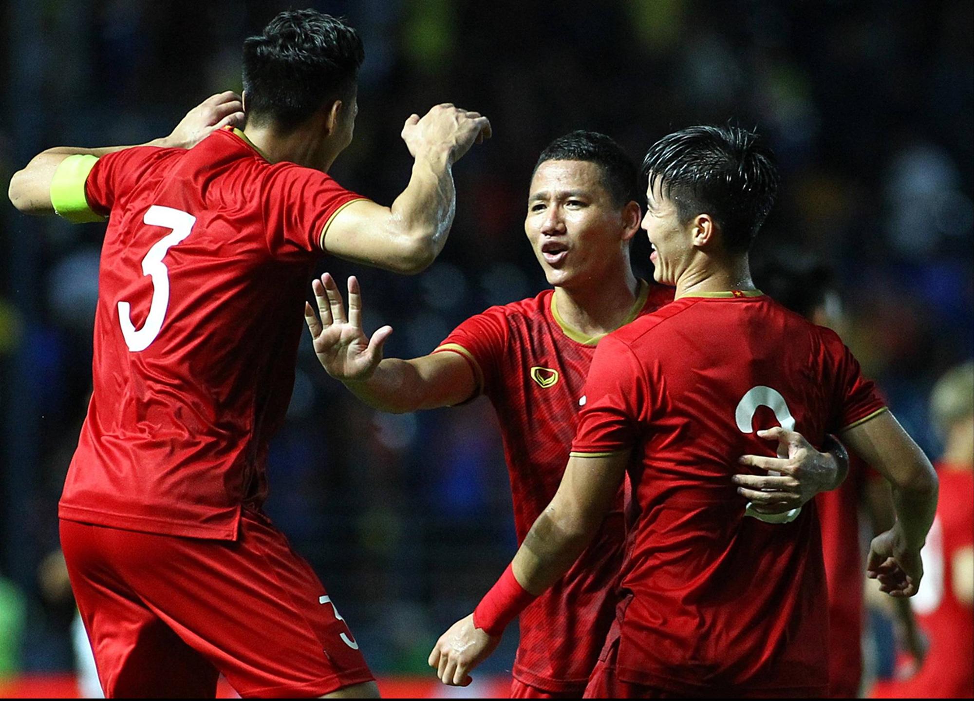 Vì sao Đoàn Văn Hậu bị cầu thủ Thái Lan vả thẳng vào mặt-7