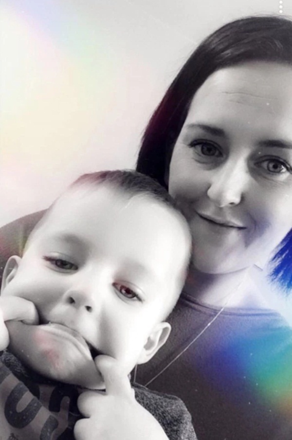 Thích gấu bông nhưng không dám xin mẹ, cậu bé tự chui vào máy gắp thú lấy rồi mắc kẹt không ra được-3