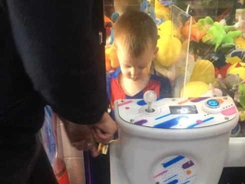 Thích gấu bông nhưng không dám xin mẹ, cậu bé tự chui vào máy gắp thú lấy rồi mắc kẹt không ra được