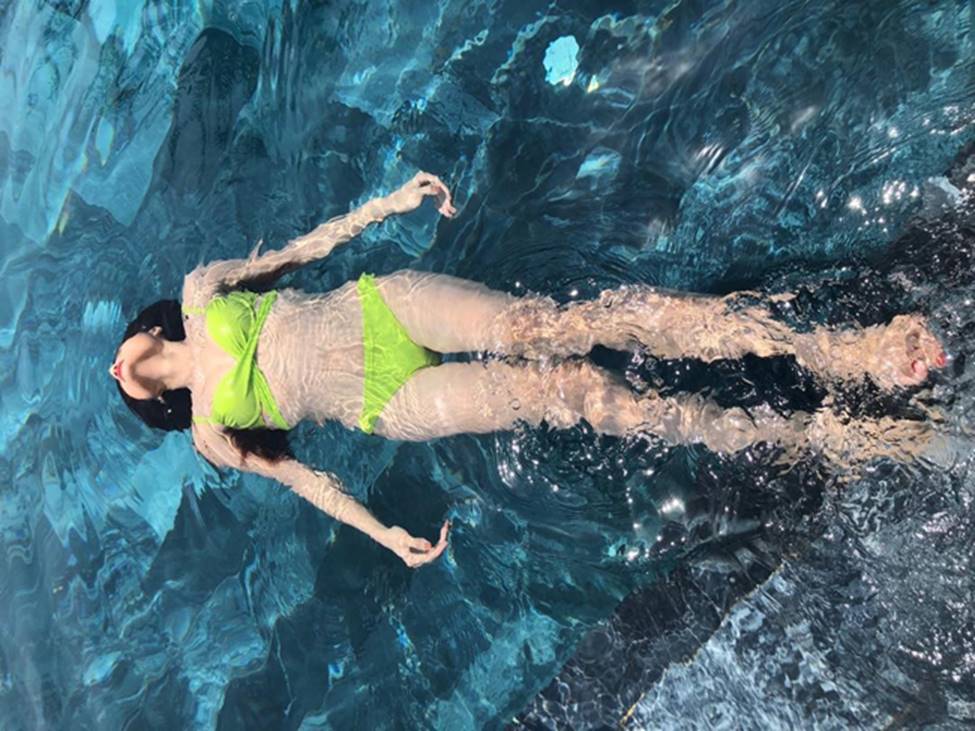 Bạn gái tin đồn của tiền vệ Văn Đức gợi cảm với loạt ảnh bikini-8