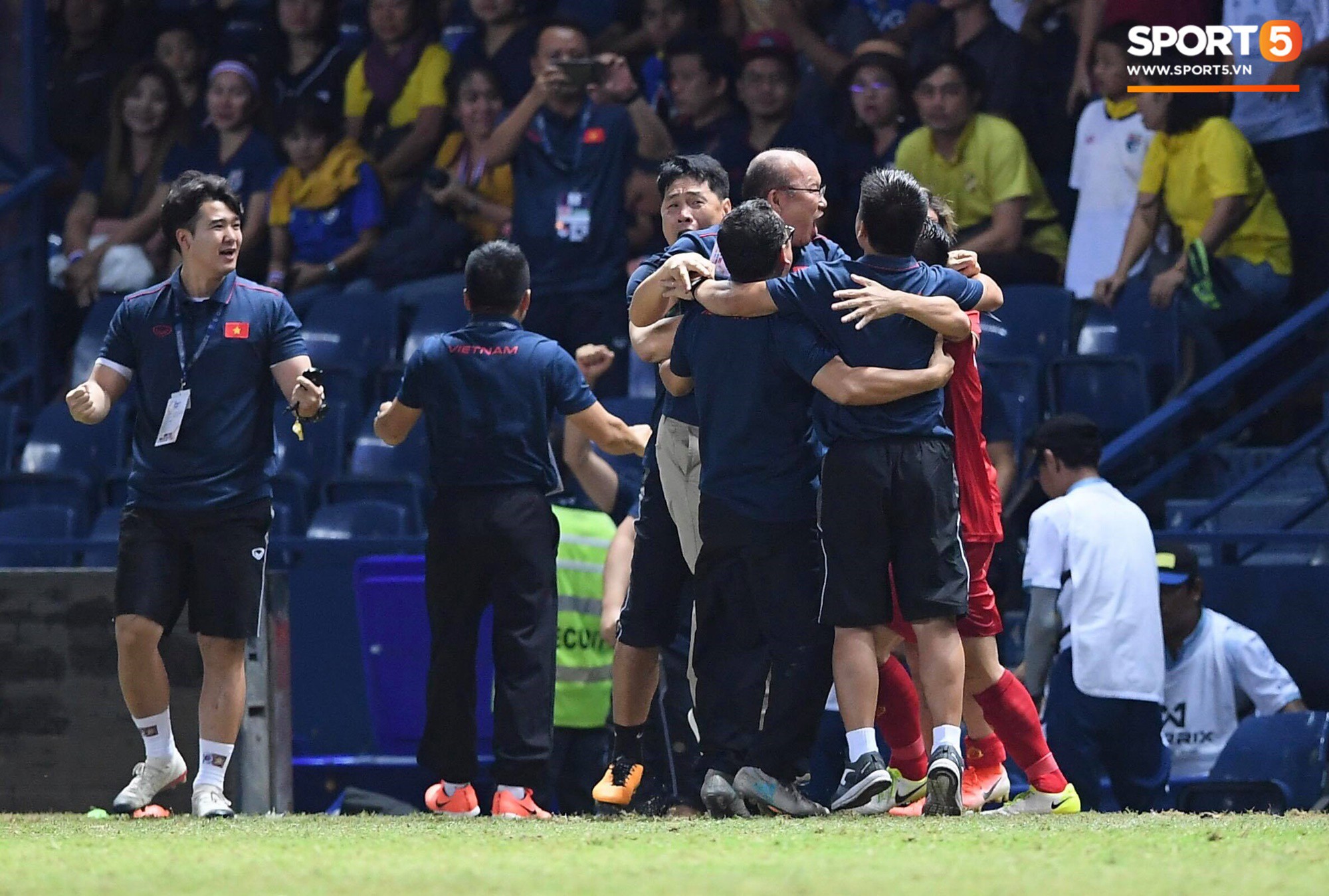 Trước khi vỡ òa hạnh phúc sau bàn thắng vàng của Anh Đức, HLV Park Hang Seo có những biểu cảm cực… thương-1