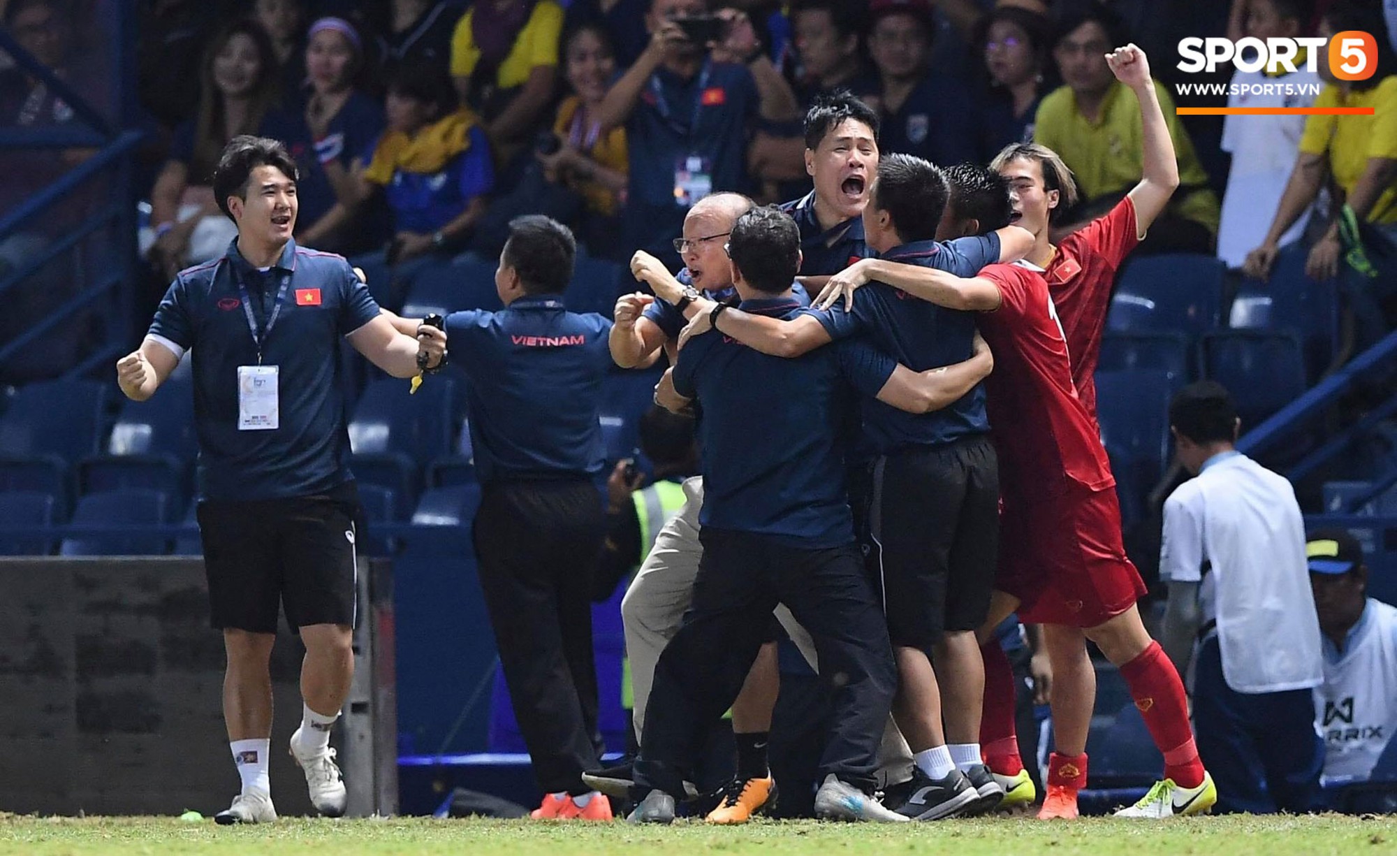 Trước khi vỡ òa hạnh phúc sau bàn thắng vàng của Anh Đức, HLV Park Hang Seo có những biểu cảm cực… thương-2