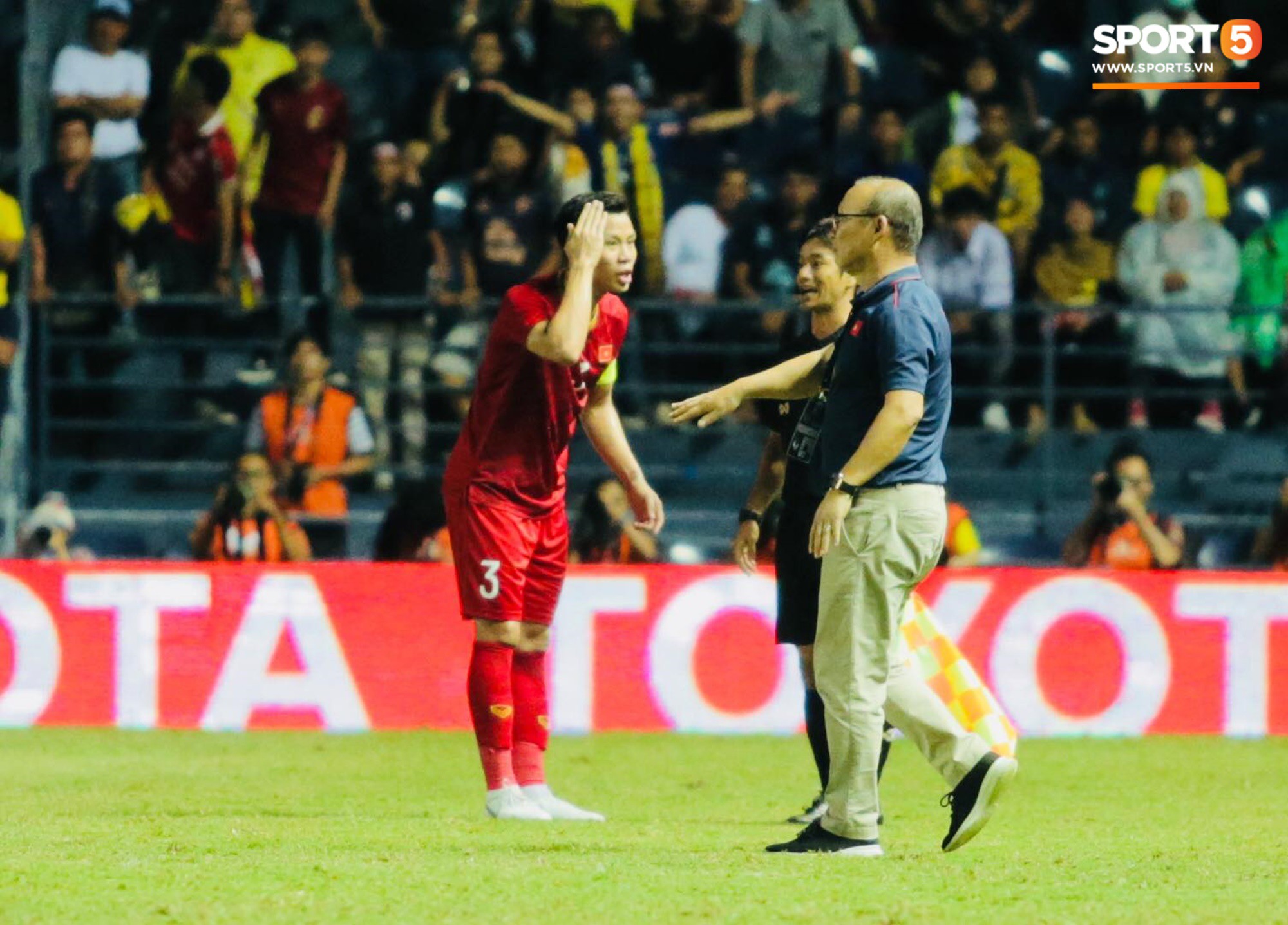 Trước khi vỡ òa hạnh phúc sau bàn thắng vàng của Anh Đức, HLV Park Hang Seo có những biểu cảm cực… thương-3