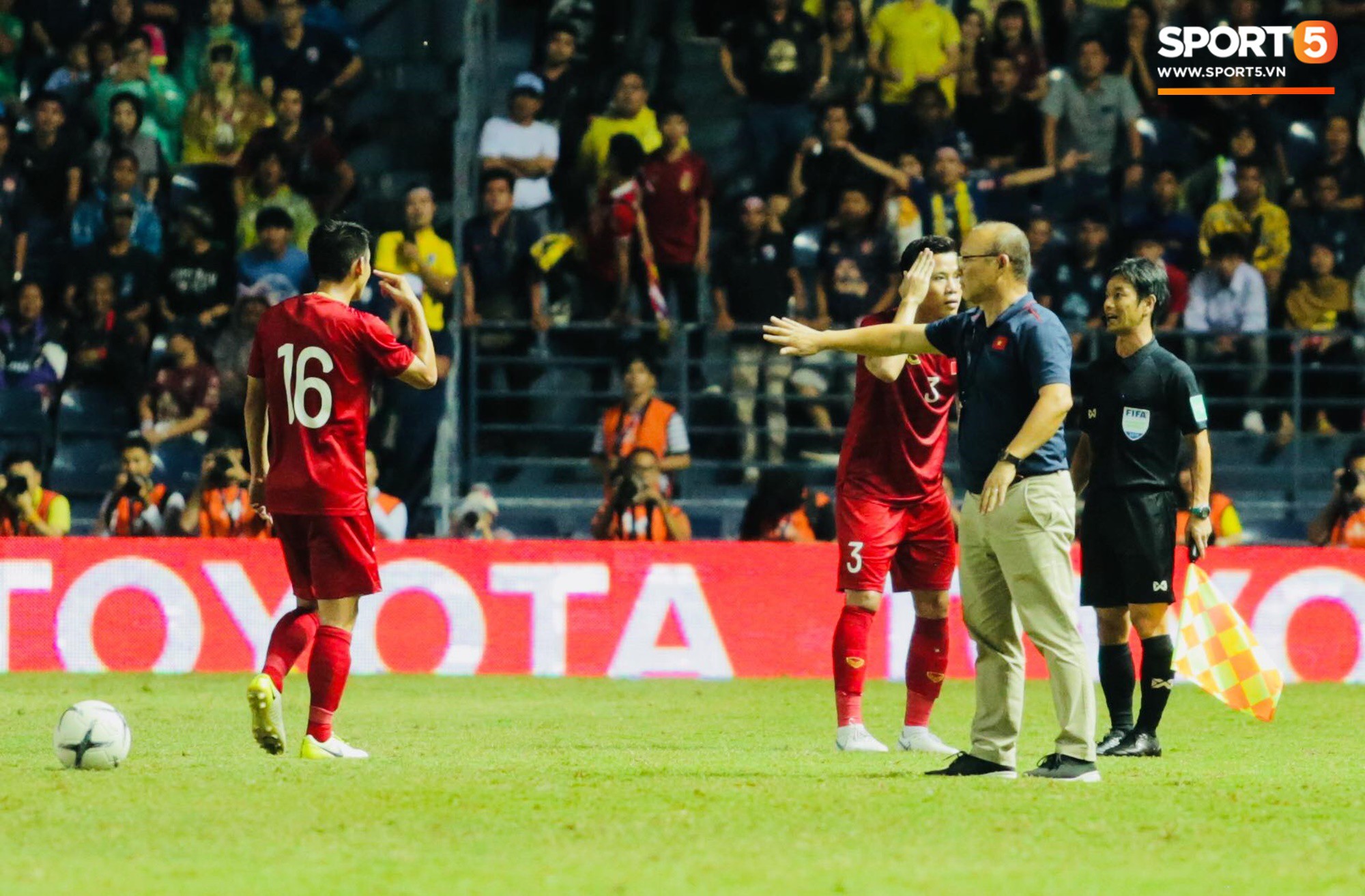 Trước khi vỡ òa hạnh phúc sau bàn thắng vàng của Anh Đức, HLV Park Hang Seo có những biểu cảm cực… thương-4