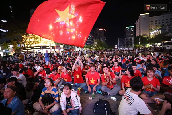 Nhìn lại chuỗi cảm xúc biến động của CĐV Việt Nam trong trận thắng ngộp thở 1-0 trước Thái Lan-1