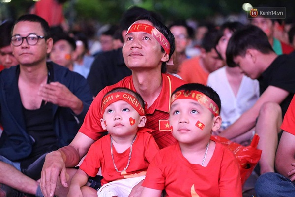 Nhìn lại chuỗi cảm xúc biến động của CĐV Việt Nam trong trận thắng ngộp thở 1-0 trước Thái Lan-2