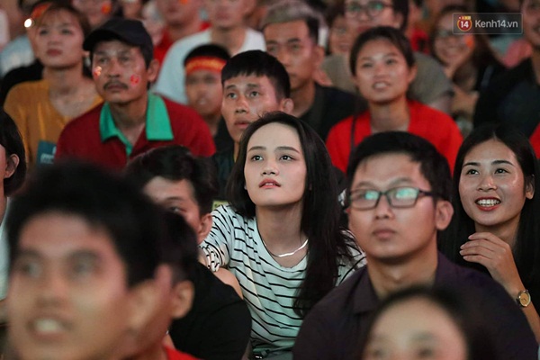 Nhìn lại chuỗi cảm xúc biến động của CĐV Việt Nam trong trận thắng ngộp thở 1-0 trước Thái Lan-3