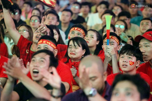 Nhìn lại chuỗi cảm xúc biến động của CĐV Việt Nam trong trận thắng ngộp thở 1-0 trước Thái Lan-5